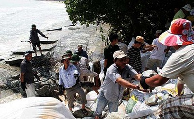 Residents build a barricade at a landslide prone spot along a coast in Thua Thien-Hue Province (Photo: SGGP) Residents build a barricade at a landslide prone spot along a coast in Thua Thien-Hue Province (Photo: SGGP)